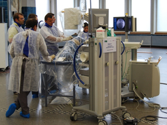 Dr. Schubert zeigt interessierten Kollegen die spezielle  OP-Technik